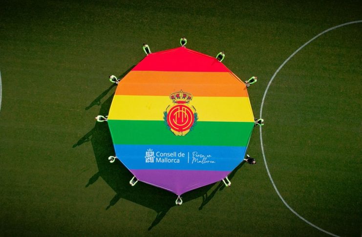 Jugadores del RCD Mallorca despliegan un estandarte en contra de la homofobia en el deporte