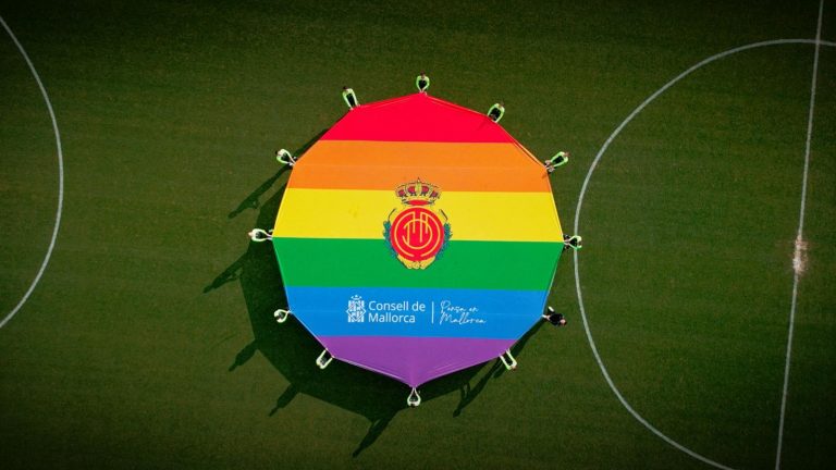 Jugadores del RCD Mallorca despliegan un estandarte en contra de la homofobia en el deporte