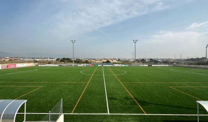 La implementación de iluminación LED en 19 campos de fútbol municipales ya se encuentra en el ecuador de la actuación