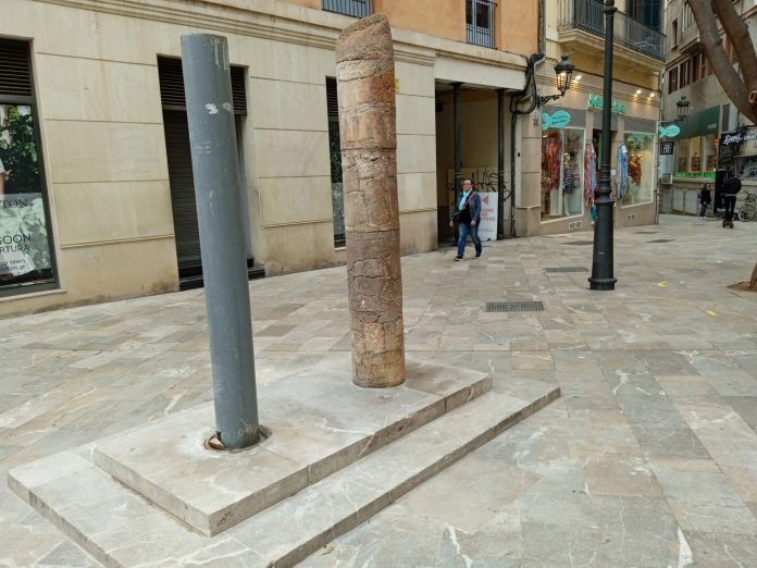 Se restaura una parte de la escultura de Margalida Escales en la plaza Marqués de Palmer