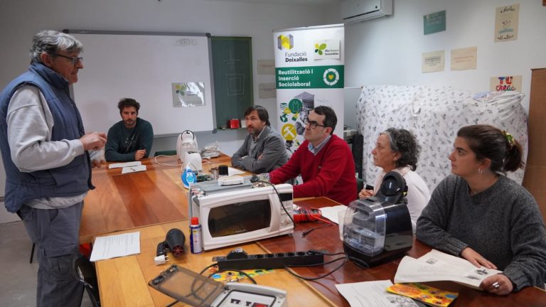 Reparación y reutilización de pequeños aparatos electrónicos a través de las subvenciones de economía circular