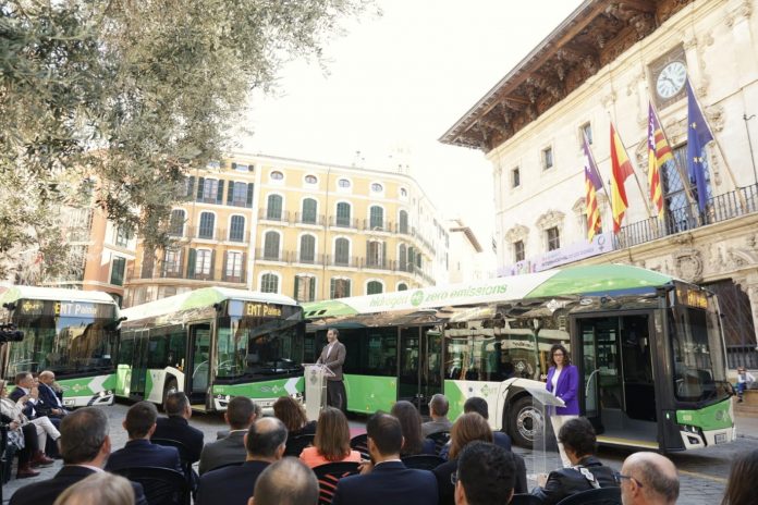 Palma presenta sus primeros tres autobuses de hidrógeno