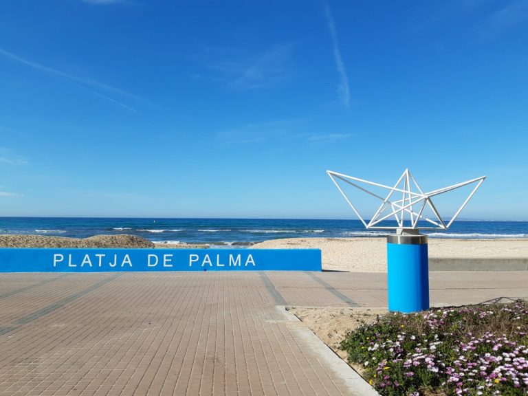 La escultura de Joan Soler "Vaixell de paper" se convierte en la primera pieza artística del paseo marítimo de la Playa de Palma