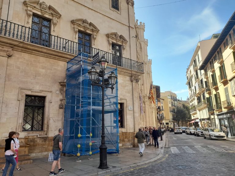 Colocación del escudo restaurado de la fachada de Cort