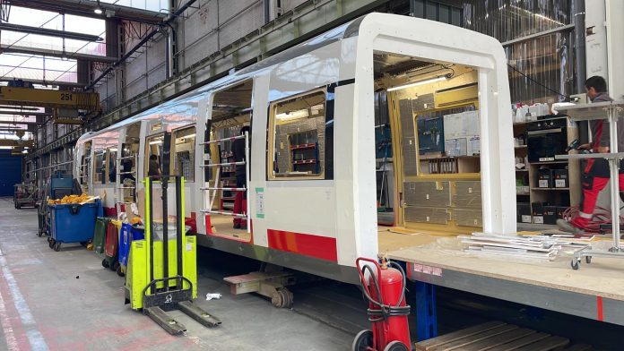 Avanza la fabricación de los nuevos trenes de SFM, que ya se han empezado a pintar y cablear en la fábrica de CAF en Irún