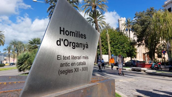 Palma inaugura el último de los monolitos dedicado a las Homilías de Organyà en las Baleares