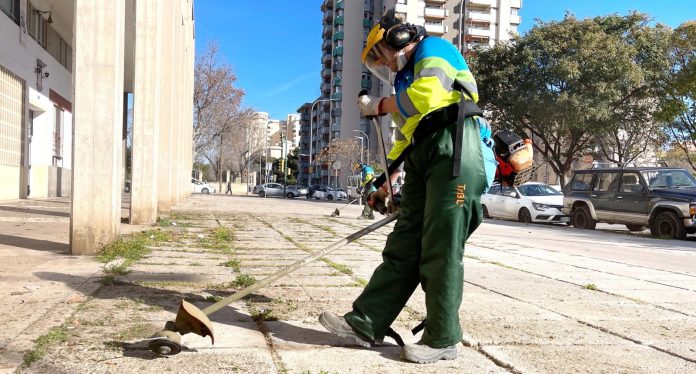 EMAYA elimina las hierbas a 138.000 metros de calles y aceras