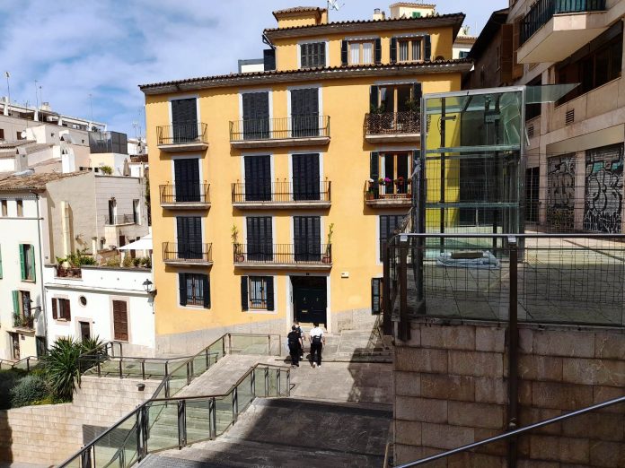 Finalizan las labores de desmontaje del antiguo ascensor de la plaza Mayor