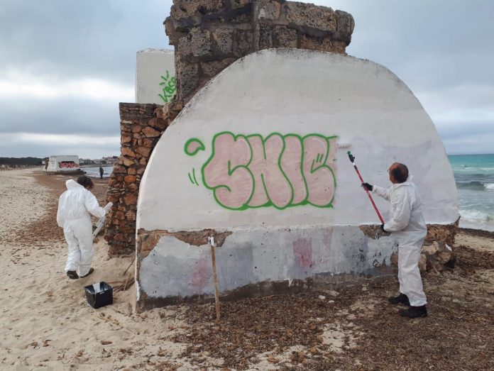 El Parque Natural Es Trenc-Salobrar de Campos y la ferretería Can’n Ros restauran las actuaciones artísticas en los nidos de ametralladora