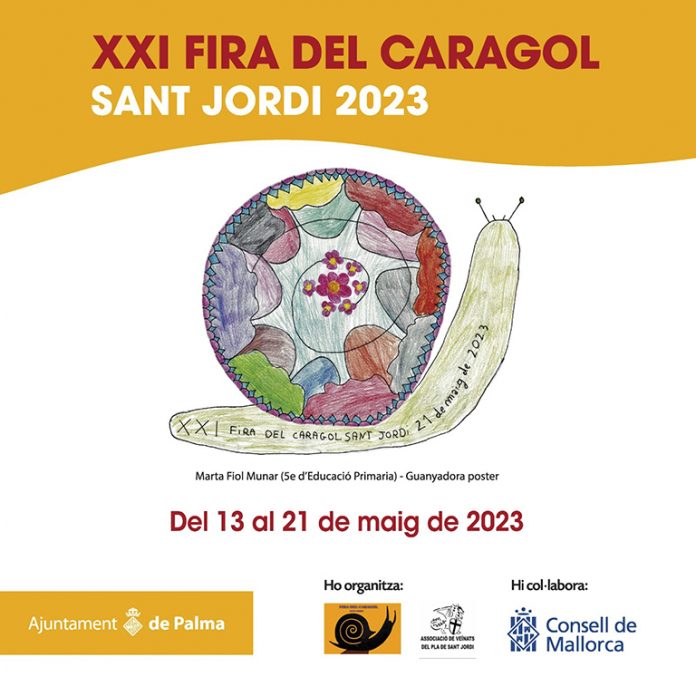 El concejal de Promoción Económica, Ocupación y Distrito Playa de Palma- Pla de Sant Jordi, Jordi Vilà y Josep Maria Lendínez, presidente de la Asociación Feria del Caracol han presentado hoy la veintiuna edición de la Feria del Caracol de Sant Jordi 2022 que se celebrará el próximo domingo 21 de mayo en la barriada palmesana de Sant Jordi. El evento, que nació a propuesta de diferentes asociaciones y entidades vecinales de la zona en 2001, después de veinte ediciones se convierte en una cita en el calendario festivo de ciudad que recoge cada año más de quince mil personas. Se trata de una feria esencialmente gastronómica dedicada al caracol donde encontramos venta y degustación de caracoles cocinados como eje principal de la feria, con la participación de empresas criadoras, productoras y comercializadoras de caracoles de Mallorca, pero también de otros productores especializados como queseros, aceiter, vinateros, campesinos, productos ecológicos, venta de productos agroalimentarios, tenderetes de artesanos, creadores, artistas. Así como de bares y restaurantes de Sant Jordi, s'Aranjassa o Casa Blanca. El objetivo es potenciar la gastronomía del caracol y dar a conocer las posibilidades culinarias de este molusco, así como promover las granjas de caracoles que existen en Mallorca, presentándolas como una salida económica y de recuperación de terrenos agrícolas. El programa de la feria arranca este próximo viernes con una cata de vino. El sábado arrancará la jornada con un pasacalle con xeremiers de Sant Jordi y unas jornadas gastronómicas con el caracol como elemento principal de la cocina tradicional. A las 16 h tendrá lugar las tradicionales carreras de caracoles. Por la noche se celebrará una noche gastronómica caracolera que estará dinamizada con actuación musical de Monkey's Swinger. A celebración de una caracol popular en la plaza Bisbe Planas y un concurso de decoración de mesas. La velada, además, estará dinamizada por el grupo musical Expresión. El domingo un pasacalle dará el suso a la Fira, que abrirá sus puertas al público a las 9:30h hasta las 19h. Habrá cerca de una treintena de tenderetes de venta y degustación de caracoles cocinados, de productos agroalimentarios tradicionales, venta agroalimentaria de productos y elaborados, etc. Entre las novedades encontramos demostraciones culinarias de dos chefs de ASCAIB, así como la cata de platos típicos elaborada a cargo de los profesores de cocina del IES Puig de Sa Font de Son Servera. Asimismo, existen programadas actividades para toda la familia, con talleres familiares e infantiles a cargo de Kcodril y un baile popular. También se podrá degustar la tradicional ensaimada gigante de dos metros de diámetro elaborada por el horno de Can Coll. A las 19h el Corredrac de Sant Jordi será el acto de clausura de la Fira. Por parte del Ayuntamiento se proveerán los servicios municipales: policía, bomberos, servicios de ambulancia, cabinas sanitarias, toma de corriente y agua, montaje de escenario, sillas, mesas... Se habilitará un aparcamiento disuasorio y aumentará la frecuencia de la EMT para facilitar la llegada de todos aquellos ciudadanos que decidan desplazarse en transporte público.