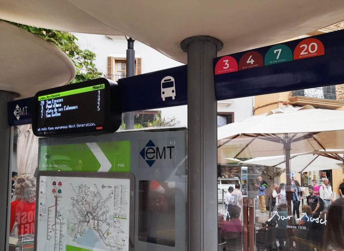 La EMT Palma renueva las pantallas informativas en 10 paradas de la ciudad