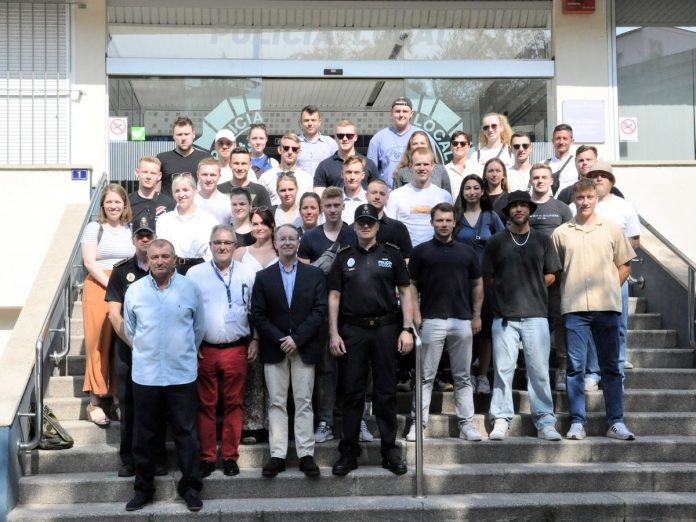 Procedentes de la ciudad de Kassel (Alemania), un grupo de 32 alumnos de la academia de policía han visitado este jueves las dependencias de la Policía Local de Palma, en el cuartel de Sant Ferran. Los futuros inspectores han sido recibidos por el regidor de Seguridad Ciudadana y Civismo, Miguel Busquets, acompañado por los directores generales de ambas áreas, Juan Manuel Martín Cobalea y Teodoro Serra. También ha estado presente el comisario Antoni Morey. Los visitantes han tenido la oportunidad de acceder a los diferentes espacios de la sede policial y conocer de primera mano el funcionamiento de las diversas unidades.