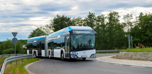 La EMT recibe el primer bus de hidrógeno de 18 metros que circulará en pruebas este mes