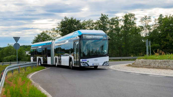 La EMT recibe el primer bus de hidrógeno de 18 metros que circulará en pruebas este mes