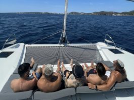 Los jugadores del Palma Futsal inician las vacaciones en alta mar