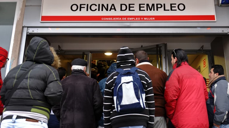 El paro se reduce en 50.268 personas y se sitúa en la cifra más baja de los últimos 15 años