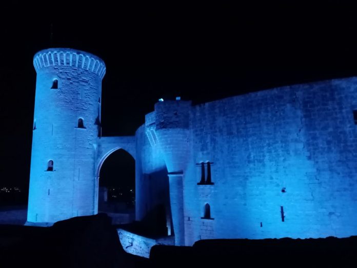 El Castell de Bellver se iluminará hoy de azul en memoria de las víctimas de crímenes de odio