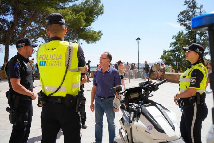 La Policía Local despliega un dispositivo especial de vigilancia de la venta ambulante sin licencia