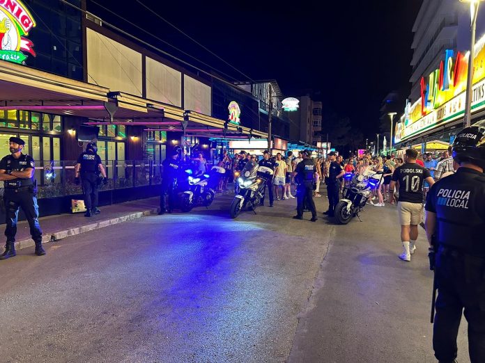 Operativo conjunto de la Policía Nacional y la Policía Local contra la venta ambulante en Platja de Palma