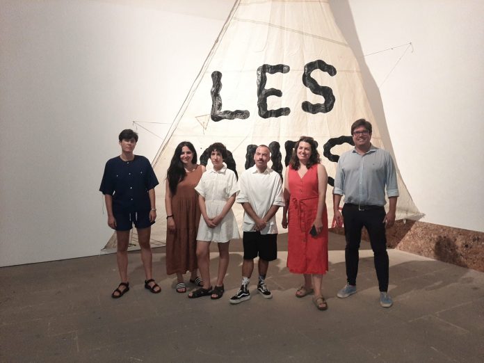 Quince mujeres artistas recrean en el Casal Solleric el mundo del agua a través de la exposición “Ones-Olas-Waves”