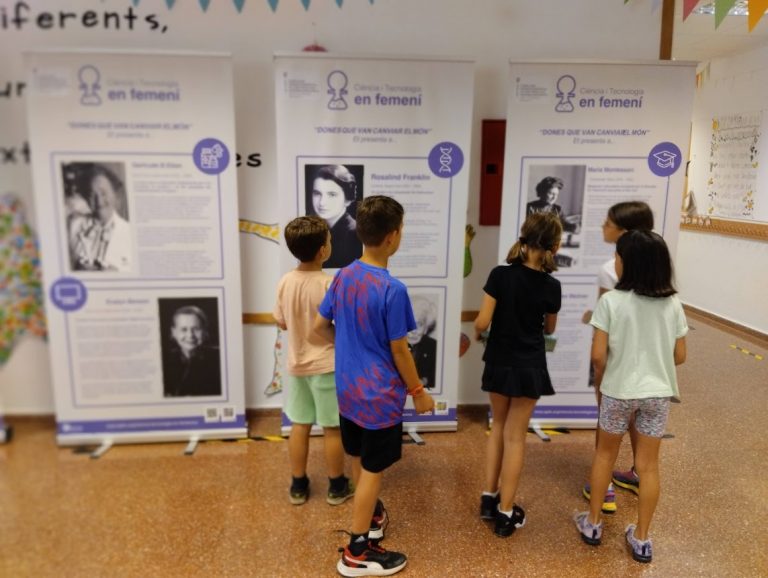 Más de 3800 alumnos han visto la exposición itinerante "Mujeres que cambian el mundo" de la Fundació Bit