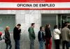 El paro interanual desciende en Palma un 6,96% y se reduce en 941 personas El número de personas registradas en las oficinas del Servicio Público de Empleo Estatal (SEPE), al finalizar el mes de junio ha bajado en 50.268 personas (-1,84%), con respecto al mes anterior. El paro registrado se ha situado en un total de 2.688.842 personas, la cifra más baja de los últimos 15 años, en concreto desde septiembre 2008. En los últimos 12 meses la reducción ha sido de casi 200.000 personas (-191.740 personas, el -6,66%). Este descenso, que es de carácter generalizado en todo el país, afecta a todos los sectores y todas las franjas de edad, tanto a hombres como a mujeres. Confirma además la evolución positiva del mercado de trabajo, que ya suma 14 meses de forma ininterrumpida con la cifra de desempleados por debajo de los tres millones de personas. Desde junio de 2020, hace tres años, más de un millón de personas han abandonado las listas del desempleo (-1.174.041). Así, el paro ha descendido un 30,4%, una situación que se ha producido pese a la incertidumbre económica generada por la guerra en suelo europeo. El paro por sectores El paro registrado en junio arroja una bajada generalizada en todos los sectores con la excepción puntual de la Agricultura, que registra apenas 220 personas más (0,21%). Con respecto a mayo, el sector que acusa un descenso más significativo es el de Servicios con 42.133 personas menos (-2,16%) en desempleo, en Industria con 4.888 personas menos (-2,24%) y Construcción 1.688 personas menos (-0,80%). A ello se suma el colectivo Sin Empleo Anterior, donde hay 1.779 personas menos (-0,71%). Diapositiva5 En términos interanuales, el sector Servicios arroja casi 110.000 personas en desempleo menos (-109.754) que en junio del año pasado, mientras que en Agricultura son 40.302 menos, en Industria 21.544 menos y en Construcción 19.028 personas menos. El paro por sexo y edad En el mes de junio se ha vuelto a registrar un nuevo mínimo histórico en relación con las y los jóvenes menores de 25 años inscritos en el SEPE, que se ha reducido a 184.491 personas. Esta cifra es casi la mitad de la registrada en febrero de 2021. Diapositiva8 El desempleo entre los jóvenes menores de 25 años desciende en junio en 3.552 personas (-1,89%), respecto al mes anterior. Asimismo, resulta también significativo el descenso entre las mujeres, que se sitúa en su nivel más bajo desde 2008 tras registrarse en junio 30.710 desempleadas menos. Se trata de una bajada del 1,86% respecto al mes de mayo. La cifra total de paradas se queda en 1.624.317 personas. Diapositiva7 Si se compara con junio del año pasado, el paro femenino cae prácticamente en 100.000 personas (-99.498 personas). Por su parte, el desempleo masculino se queda en 1.064.525 al descender en 19.558 hombres (-1,80%) en relación al mes de mayo. El paro por comunidades autónomas En el conjunto de las 17 comunidades autónomas se ha contabilizado un descenso generalizado durante el mes de junio. En cifras absolutas Andalucía (-8.780 personas), Cataluña (-6.359 personas) y Galicia (-5.410 personas) son las comunidades autónomas donde se ha registrado un mayor descenso. En términos porcentuales, sin embargo, las bajadas más notables se han registrado en Asturias (-4,57%) y Cantabria (-4,36%), mientras que en la Comunidad de Madrid (-0,80%) y Andalucía (-1,24%) ese descenso es más débil. Contratación En un mes propenso a la estacionalidad, se consolida la contratación indefinida: durante el mes de junio se han suscrito 631.810 contratos de carácter indefinido, el 42,32% del total. Diapositiva4 Durante el mes de junio se firmaron un total 1.492.803 contratos, un 15,61% menos que el mismo mes del año pasado. En lo que va de año se han suscrito 7.662.826 contratos, lo que supone casi dos millones de contratos menos (-1.909.080, un -19,94%) que durante la primera mitad de 2022. Prestaciones en el mes de mayo La cobertura del sistema de protección por desempleo durante el mes de mayo de 2023 ha sido del 64,93%, el mismo indicador en mayo de 2022 fue de 60,65%. El gasto medio mensual por beneficiario, sin incluir el subsidio agrario de Andalucía y Extremadura, en el mes de mayo ha sido de 1.064,2€, lo que supone un aumento de 90,7€ respecto al mismo mes del año anterior. En mayo, el gasto total en prestaciones ascendió a 1.734,3 millones de euros.
