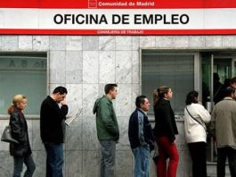 El número de personas registradas en las oficinas del Servicio Público de Empleo Estatal (SEPE), al finalizar el mes de junio ha bajado en 50.268 personas (-1,84%), con respecto al mes anterior. El paro registrado se ha situado en un total de 2.688.842 personas, la cifra más baja de los últimos 15 años, en concreto desde septiembre 2008. En los últimos 12 meses la reducción ha sido de casi 200.000 personas (-191.740 personas, el -6,66%). Este descenso, que es de carácter generalizado en todo el país, afecta a todos los sectores y todas las franjas de edad, tanto a hombres como a mujeres. Confirma además la evolución positiva del mercado de trabajo, que ya suma 14 meses de forma ininterrumpida con la cifra de desempleados por debajo de los tres millones de personas. Desde junio de 2020, hace tres años, más de un millón de personas han abandonado las listas del desempleo (-1.174.041). Así, el paro ha descendido un 30,4%, una situación que se ha producido pese a la incertidumbre económica generada por la guerra en suelo europeo. El paro por sectores El paro registrado en junio arroja una bajada generalizada en todos los sectores con la excepción puntual de la Agricultura, que registra apenas 220 personas más (0,21%). Con respecto a mayo, el sector que acusa un descenso más significativo es el de Servicios con 42.133 personas menos (-2,16%) en desempleo, en Industria con 4.888 personas menos (-2,24%) y Construcción 1.688 personas menos (-0,80%). A ello se suma el colectivo Sin Empleo Anterior, donde hay 1.779 personas menos (-0,71%). Diapositiva5 En términos interanuales, el sector Servicios arroja casi 110.000 personas en desempleo menos (-109.754) que en junio del año pasado, mientras que en Agricultura son 40.302 menos, en Industria 21.544 menos y en Construcción 19.028 personas menos. El paro por sexo y edad En el mes de junio se ha vuelto a registrar un nuevo mínimo histórico en relación con las y los jóvenes menores de 25 años inscritos en el SEPE, que se ha reducido a 184.491 personas. Esta cifra es casi la mitad de la registrada en febrero de 2021. Diapositiva8 El desempleo entre los jóvenes menores de 25 años desciende en junio en 3.552 personas (-1,89%), respecto al mes anterior. Asimismo, resulta también significativo el descenso entre las mujeres, que se sitúa en su nivel más bajo desde 2008 tras registrarse en junio 30.710 desempleadas menos. Se trata de una bajada del 1,86% respecto al mes de mayo. La cifra total de paradas se queda en 1.624.317 personas. Diapositiva7 Si se compara con junio del año pasado, el paro femenino cae prácticamente en 100.000 personas (-99.498 personas). Por su parte, el desempleo masculino se queda en 1.064.525 al descender en 19.558 hombres (-1,80%) en relación al mes de mayo. El paro por comunidades autónomas En el conjunto de las 17 comunidades autónomas se ha contabilizado un descenso generalizado durante el mes de junio. En cifras absolutas Andalucía (-8.780 personas), Cataluña (-6.359 personas) y Galicia (-5.410 personas) son las comunidades autónomas donde se ha registrado un mayor descenso. En términos porcentuales, sin embargo, las bajadas más notables se han registrado en Asturias (-4,57%) y Cantabria (-4,36%), mientras que en la Comunidad de Madrid (-0,80%) y Andalucía (-1,24%) ese descenso es más débil. Contratación En un mes propenso a la estacionalidad, se consolida la contratación indefinida: durante el mes de junio se han suscrito 631.810 contratos de carácter indefinido, el 42,32% del total. Diapositiva4 Durante el mes de junio se firmaron un total 1.492.803 contratos, un 15,61% menos que el mismo mes del año pasado. En lo que va de año se han suscrito 7.662.826 contratos, lo que supone casi dos millones de contratos menos (-1.909.080, un -19,94%) que durante la primera mitad de 2022. Prestaciones en el mes de mayo La cobertura del sistema de protección por desempleo durante el mes de mayo de 2023 ha sido del 64,93%, el mismo indicador en mayo de 2022 fue de 60,65%. El gasto medio mensual por beneficiario, sin incluir el subsidio agrario de Andalucía y Extremadura, en el mes de mayo ha sido de 1.064,2€, lo que supone un aumento de 90,7€ respecto al mismo mes del año anterior. En mayo, el gasto total en prestaciones ascendió a 1.734,3 millones de euros.
