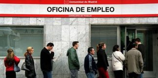 El paro baja un 4,6% en Baleares en el primer trimestre pese a la incertidumbre geopolítica El número de personas registradas en las oficinas del Servicio Público de Empleo Estatal (SEPE), al finalizar el mes de junio ha bajado en 50.268 personas (-1,84%), con respecto al mes anterior. El paro registrado se ha situado en un total de 2.688.842 personas, la cifra más baja de los últimos 15 años, en concreto desde septiembre 2008. En los últimos 12 meses la reducción ha sido de casi 200.000 personas (-191.740 personas, el -6,66%). Este descenso, que es de carácter generalizado en todo el país, afecta a todos los sectores y todas las franjas de edad, tanto a hombres como a mujeres. Confirma además la evolución positiva del mercado de trabajo, que ya suma 14 meses de forma ininterrumpida con la cifra de desempleados por debajo de los tres millones de personas. Desde junio de 2020, hace tres años, más de un millón de personas han abandonado las listas del desempleo (-1.174.041). Así, el paro ha descendido un 30,4%, una situación que se ha producido pese a la incertidumbre económica generada por la guerra en suelo europeo. El paro por sectores El paro registrado en junio arroja una bajada generalizada en todos los sectores con la excepción puntual de la Agricultura, que registra apenas 220 personas más (0,21%). Con respecto a mayo, el sector que acusa un descenso más significativo es el de Servicios con 42.133 personas menos (-2,16%) en desempleo, en Industria con 4.888 personas menos (-2,24%) y Construcción 1.688 personas menos (-0,80%). A ello se suma el colectivo Sin Empleo Anterior, donde hay 1.779 personas menos (-0,71%). Diapositiva5 En términos interanuales, el sector Servicios arroja casi 110.000 personas en desempleo menos (-109.754) que en junio del año pasado, mientras que en Agricultura son 40.302 menos, en Industria 21.544 menos y en Construcción 19.028 personas menos. El paro por sexo y edad En el mes de junio se ha vuelto a registrar un nuevo mínimo histórico en relación con las y los jóvenes menores de 25 años inscritos en el SEPE, que se ha reducido a 184.491 personas. Esta cifra es casi la mitad de la registrada en febrero de 2021. Diapositiva8 El desempleo entre los jóvenes menores de 25 años desciende en junio en 3.552 personas (-1,89%), respecto al mes anterior. Asimismo, resulta también significativo el descenso entre las mujeres, que se sitúa en su nivel más bajo desde 2008 tras registrarse en junio 30.710 desempleadas menos. Se trata de una bajada del 1,86% respecto al mes de mayo. La cifra total de paradas se queda en 1.624.317 personas. Diapositiva7 Si se compara con junio del año pasado, el paro femenino cae prácticamente en 100.000 personas (-99.498 personas). Por su parte, el desempleo masculino se queda en 1.064.525 al descender en 19.558 hombres (-1,80%) en relación al mes de mayo. El paro por comunidades autónomas En el conjunto de las 17 comunidades autónomas se ha contabilizado un descenso generalizado durante el mes de junio. En cifras absolutas Andalucía (-8.780 personas), Cataluña (-6.359 personas) y Galicia (-5.410 personas) son las comunidades autónomas donde se ha registrado un mayor descenso. En términos porcentuales, sin embargo, las bajadas más notables se han registrado en Asturias (-4,57%) y Cantabria (-4,36%), mientras que en la Comunidad de Madrid (-0,80%) y Andalucía (-1,24%) ese descenso es más débil. Contratación En un mes propenso a la estacionalidad, se consolida la contratación indefinida: durante el mes de junio se han suscrito 631.810 contratos de carácter indefinido, el 42,32% del total. Diapositiva4 Durante el mes de junio se firmaron un total 1.492.803 contratos, un 15,61% menos que el mismo mes del año pasado. En lo que va de año se han suscrito 7.662.826 contratos, lo que supone casi dos millones de contratos menos (-1.909.080, un -19,94%) que durante la primera mitad de 2022. Prestaciones en el mes de mayo La cobertura del sistema de protección por desempleo durante el mes de mayo de 2023 ha sido del 64,93%, el mismo indicador en mayo de 2022 fue de 60,65%. El gasto medio mensual por beneficiario, sin incluir el subsidio agrario de Andalucía y Extremadura, en el mes de mayo ha sido de 1.064,2€, lo que supone un aumento de 90,7€ respecto al mismo mes del año anterior. En mayo, el gasto total en prestaciones ascendió a 1.734,3 millones de euros.