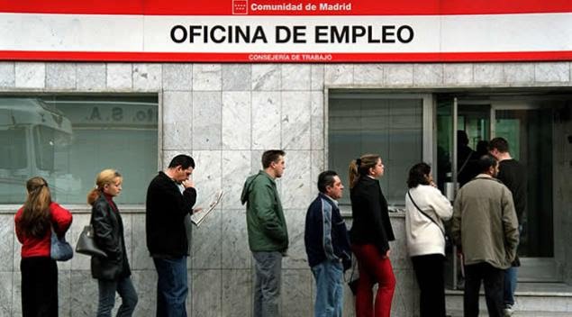 El número de personas registradas en las oficinas del Servicio Público de Empleo Estatal (SEPE), al finalizar el mes de junio ha bajado en 50.268 personas (-1,84%), con respecto al mes anterior. El paro registrado se ha situado en un total de 2.688.842 personas, la cifra más baja de los últimos 15 años, en concreto desde septiembre 2008. En los últimos 12 meses la reducción ha sido de casi 200.000 personas (-191.740 personas, el -6,66%). Este descenso, que es de carácter generalizado en todo el país, afecta a todos los sectores y todas las franjas de edad, tanto a hombres como a mujeres. Confirma además la evolución positiva del mercado de trabajo, que ya suma 14 meses de forma ininterrumpida con la cifra de desempleados por debajo de los tres millones de personas. Desde junio de 2020, hace tres años, más de un millón de personas han abandonado las listas del desempleo (-1.174.041). Así, el paro ha descendido un 30,4%, una situación que se ha producido pese a la incertidumbre económica generada por la guerra en suelo europeo. El paro por sectores El paro registrado en junio arroja una bajada generalizada en todos los sectores con la excepción puntual de la Agricultura, que registra apenas 220 personas más (0,21%). Con respecto a mayo, el sector que acusa un descenso más significativo es el de Servicios con 42.133 personas menos (-2,16%) en desempleo, en Industria con 4.888 personas menos (-2,24%) y Construcción 1.688 personas menos (-0,80%). A ello se suma el colectivo Sin Empleo Anterior, donde hay 1.779 personas menos (-0,71%). Diapositiva5 En términos interanuales, el sector Servicios arroja casi 110.000 personas en desempleo menos (-109.754) que en junio del año pasado, mientras que en Agricultura son 40.302 menos, en Industria 21.544 menos y en Construcción 19.028 personas menos. El paro por sexo y edad En el mes de junio se ha vuelto a registrar un nuevo mínimo histórico en relación con las y los jóvenes menores de 25 años inscritos en el SEPE, que se ha reducido a 184.491 personas. Esta cifra es casi la mitad de la registrada en febrero de 2021. Diapositiva8 El desempleo entre los jóvenes menores de 25 años desciende en junio en 3.552 personas (-1,89%), respecto al mes anterior. Asimismo, resulta también significativo el descenso entre las mujeres, que se sitúa en su nivel más bajo desde 2008 tras registrarse en junio 30.710 desempleadas menos. Se trata de una bajada del 1,86% respecto al mes de mayo. La cifra total de paradas se queda en 1.624.317 personas. Diapositiva7 Si se compara con junio del año pasado, el paro femenino cae prácticamente en 100.000 personas (-99.498 personas). Por su parte, el desempleo masculino se queda en 1.064.525 al descender en 19.558 hombres (-1,80%) en relación al mes de mayo. El paro por comunidades autónomas En el conjunto de las 17 comunidades autónomas se ha contabilizado un descenso generalizado durante el mes de junio. En cifras absolutas Andalucía (-8.780 personas), Cataluña (-6.359 personas) y Galicia (-5.410 personas) son las comunidades autónomas donde se ha registrado un mayor descenso. En términos porcentuales, sin embargo, las bajadas más notables se han registrado en Asturias (-4,57%) y Cantabria (-4,36%), mientras que en la Comunidad de Madrid (-0,80%) y Andalucía (-1,24%) ese descenso es más débil. Contratación En un mes propenso a la estacionalidad, se consolida la contratación indefinida: durante el mes de junio se han suscrito 631.810 contratos de carácter indefinido, el 42,32% del total. Diapositiva4 Durante el mes de junio se firmaron un total 1.492.803 contratos, un 15,61% menos que el mismo mes del año pasado. En lo que va de año se han suscrito 7.662.826 contratos, lo que supone casi dos millones de contratos menos (-1.909.080, un -19,94%) que durante la primera mitad de 2022. Prestaciones en el mes de mayo La cobertura del sistema de protección por desempleo durante el mes de mayo de 2023 ha sido del 64,93%, el mismo indicador en mayo de 2022 fue de 60,65%. El gasto medio mensual por beneficiario, sin incluir el subsidio agrario de Andalucía y Extremadura, en el mes de mayo ha sido de 1.064,2€, lo que supone un aumento de 90,7€ respecto al mismo mes del año anterior. En mayo, el gasto total en prestaciones ascendió a 1.734,3 millones de euros.