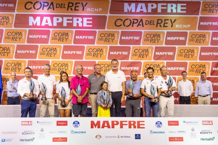 El Rey Don Felipe entrega los galardones a los vencedores de la 41 Copa del Rey MAPFRE