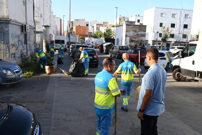 Emaya pone en marcha un operativo especial de limpieza en las viviendas sociales de Camp Redó