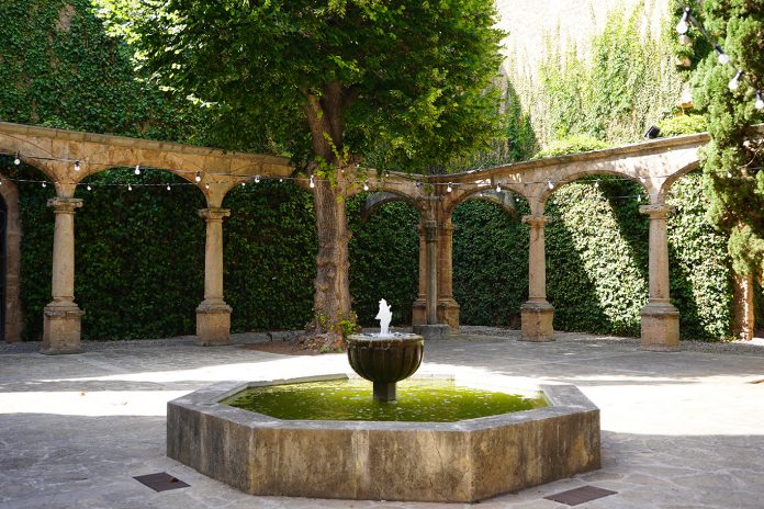 El claustro barroco del Convent del Marqués de Santa María