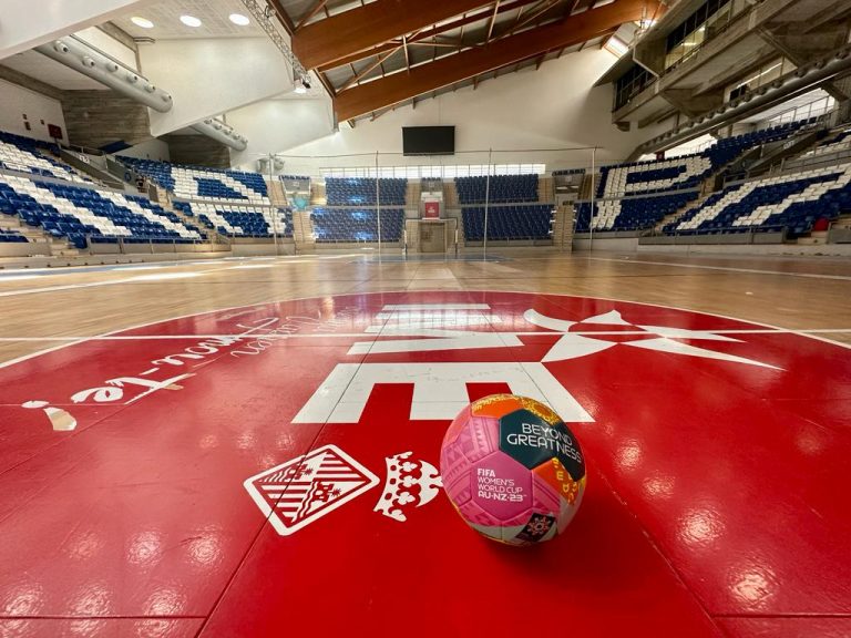 Pantalla gigante en el polideportivo de Son Moix para seguir la final del mundial de fútbol femenino