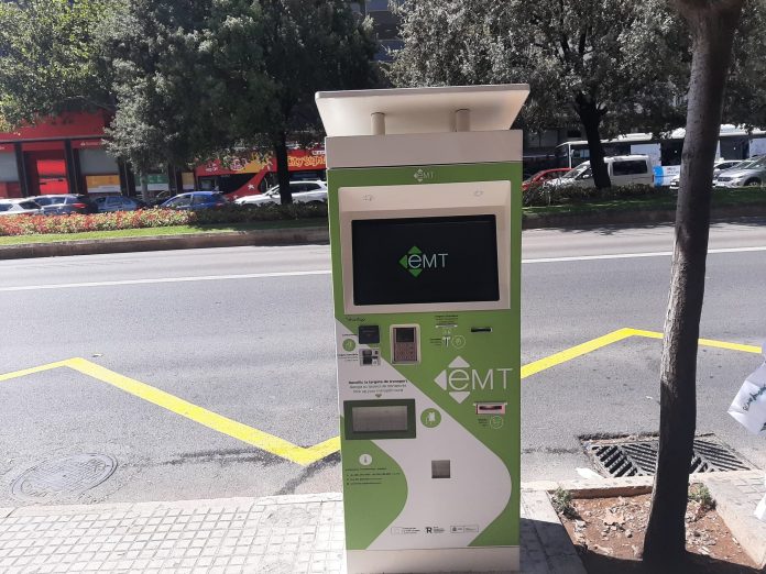 La EMT Palma instala seis nuevas máquinas de recarga de tarjeta y venta de billetes en las paradas