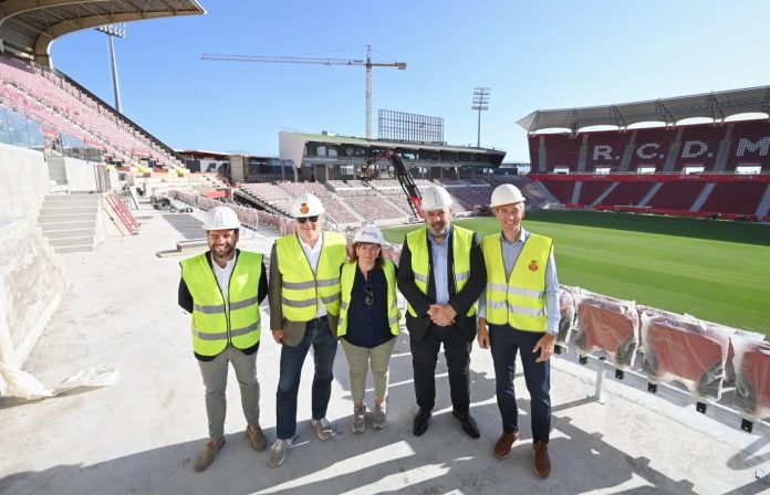 El alcalde visita las obras de reforma del estadio de Son Moix