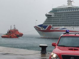 Un crucero rompe amarras en el puerto de Palma debido al fuerte viento e impacta con un petrolero atracado sin que se produzcan heridos
