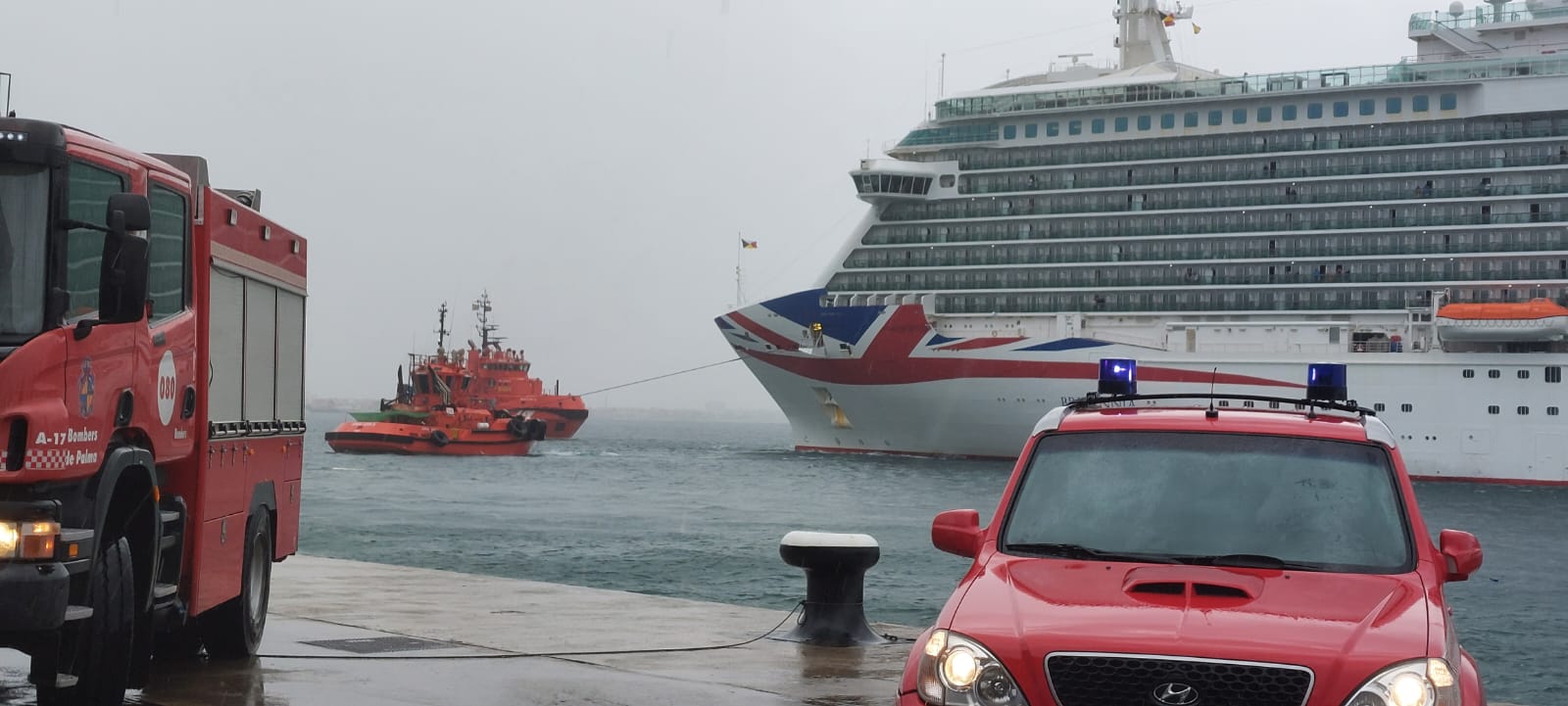 Un crucero rompe amarras en el puerto de Palma debido al fuerte viento e impacta con un petrolero atracado sin que se produzcan heridos