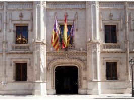 El Ministerio de Transportes, Movilidad y Agenda Urbana (Mitma) ha abierto el plazo, hasta el próximo 15 de octubre, para presentar las solicitudes de ayuda para regenerar y rehabilitar el Patrimonio histórico español, en el marco del Programa 2% Cultural. Hasta ahora, en Illes Balears han sido 19 las actuaciones beneficiarias de estas subvenciones. Diez se encuentran en Mallorca, en los municipios de Palma, Capdepera y Sant Llorenç des Cardassar. En Menorca hay tres, repartidas entre Maó y Ferreries. Por último, en Eivissa se concentran seis monumentos receptores de dicha ayuda. El Mitma ha destinado más de 8 millones de euros a Balears para restaurar su patrimonio monumental con cargo al Programa 2% Cultural. En 2010, se produjo la mayor aportación por parte del Ministerio a Balears, para la rehabilitación de la zona del Baluard des Príncep, con más de 2 millones de euros. En Menorca la subvención más elevada hasta la fecha corresponde al edificio histórico del Hospital Illa del Rei de Maó, cuyas obras empezaron en 2021 y para las que se destinaron más de 290 mil euros. En Eivissa se han destinado fondos a la restauración de las murallas renacentistas o al yacimiento de Puig des Molins, entre otras obras. El detalle de los distintos proyectos subvencionados en las islas puede consultarse a continuación: MALLORCA Municipio Monumento Financiación del Ministerio Capdepera Restauración de la Torre Nova des Cap Vermell 65.729,50 € Palma Conservación y restauración del voladizo del ayuntamiento de Palma 170.562,51 € Palma Restauración y rehabilitación Es Baluard des Príncep 2.597.758,31 € Palma Restauración del Monasterio de la Real 99.825,65 € Palma Rehabilitación de los lienzos de muralla y del Puente de la 'Porta del Camp' 319.401,77 € Palma Restauración y Consolidación del Claustro del Monasterio de la Real 467.708,63 € Palma Substitución cubierta Iglesia del Monasterio de la Real 259.062,78 € Palma Substitución cubierta, restauración del campanario y rehabilitación del antiguo refectorio del Convento Santa Clara 567.933,75 € Palma Restauración de la Lonja Gótica 1.207.133,20 € Sant Llorenç des Cardassar Conservación y revalorización del poblado talayótico de S'Illot 74.868,75 € MENORCA Municipio Monumento Financiación del Ministerio Ferreries Restauración del tejado de la antigua Capilla de Santa Águeda en el Castillo de Santa Águeda 76.426,75 € Maó Rehabilitación cubierta y fachadas Edificio Histórico (Hospital Illa del Rei) 292.957,46 € Maó Consolidación y reparación del pont de Sant Roc 242.296,89 € EIVISSA Municipio Monumento Financiación del Ministerio Eivissa Restauración del baluarte de Sant Jordi 277.929,96 € Eivissa Consolidación del Pie de Muralla entre la Punta de Santa Lucía y el Flanco de San Pedro 300.000,00 € Eivissa Restauración de los Parapetos de las Murallas entre San Bernat y Santa Tecla 449.514,41 € Eivissa Restauración de los Parapetos de las Murallas de Eivissa, Fase I 299.840,89 € Eivissa Restauración Murallas Renacentistas 329.794,93 € Eivissa Yacimiento arqueológico Puig des Molins 240.400,00 € Más presupuesto En esta nueva convocatoria, el Ministerio contará con un presupuesto de 80 millones de euros, 20 millones más que el año pasado, con los que prevé movilizar una inversión total de más de 110 millones de euros y ejecutar más de 100 actuaciones repartidas por el territorio nacional. Además, se aumenta la aportación al programa de un 1,5% a un 2%. Las solicitudes se deberán presentar a través de la Sede electrónica del Ministerio. Para ello el Mitma ha publicado un documento de ayuda para el envío de peticiones que puede ser consultado en el siguiente enlace: Documento (mitma.gob.es)