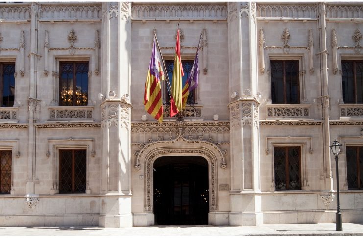 El Ministerio de Transportes, Movilidad y Agenda Urbana (Mitma) ha abierto el plazo, hasta el próximo 15 de octubre, para presentar las solicitudes de ayuda para regenerar y rehabilitar el Patrimonio histórico español, en el marco del Programa 2% Cultural. Hasta ahora, en Illes Balears han sido 19 las actuaciones beneficiarias de estas subvenciones. Diez se encuentran en Mallorca, en los municipios de Palma, Capdepera y Sant Llorenç des Cardassar. En Menorca hay tres, repartidas entre Maó y Ferreries. Por último, en Eivissa se concentran seis monumentos receptores de dicha ayuda. El Mitma ha destinado más de 8 millones de euros a Balears para restaurar su patrimonio monumental con cargo al Programa 2% Cultural. En 2010, se produjo la mayor aportación por parte del Ministerio a Balears, para la rehabilitación de la zona del Baluard des Príncep, con más de 2 millones de euros. En Menorca la subvención más elevada hasta la fecha corresponde al edificio histórico del Hospital Illa del Rei de Maó, cuyas obras empezaron en 2021 y para las que se destinaron más de 290 mil euros. En Eivissa se han destinado fondos a la restauración de las murallas renacentistas o al yacimiento de Puig des Molins, entre otras obras. El detalle de los distintos proyectos subvencionados en las islas puede consultarse a continuación: MALLORCA Municipio Monumento Financiación del Ministerio Capdepera Restauración de la Torre Nova des Cap Vermell 65.729,50 € Palma Conservación y restauración del voladizo del ayuntamiento de Palma 170.562,51 € Palma Restauración y rehabilitación Es Baluard des Príncep 2.597.758,31 € Palma Restauración del Monasterio de la Real 99.825,65 € Palma Rehabilitación de los lienzos de muralla y del Puente de la 'Porta del Camp' 319.401,77 € Palma Restauración y Consolidación del Claustro del Monasterio de la Real 467.708,63 € Palma Substitución cubierta Iglesia del Monasterio de la Real 259.062,78 € Palma Substitución cubierta, restauración del campanario y rehabilitación del antiguo refectorio del Convento Santa Clara 567.933,75 € Palma Restauración de la Lonja Gótica 1.207.133,20 € Sant Llorenç des Cardassar Conservación y revalorización del poblado talayótico de S'Illot 74.868,75 € MENORCA Municipio Monumento Financiación del Ministerio Ferreries Restauración del tejado de la antigua Capilla de Santa Águeda en el Castillo de Santa Águeda 76.426,75 € Maó Rehabilitación cubierta y fachadas Edificio Histórico (Hospital Illa del Rei) 292.957,46 € Maó Consolidación y reparación del pont de Sant Roc 242.296,89 € EIVISSA Municipio Monumento Financiación del Ministerio Eivissa Restauración del baluarte de Sant Jordi 277.929,96 € Eivissa Consolidación del Pie de Muralla entre la Punta de Santa Lucía y el Flanco de San Pedro 300.000,00 € Eivissa Restauración de los Parapetos de las Murallas entre San Bernat y Santa Tecla 449.514,41 € Eivissa Restauración de los Parapetos de las Murallas de Eivissa, Fase I 299.840,89 € Eivissa Restauración Murallas Renacentistas 329.794,93 € Eivissa Yacimiento arqueológico Puig des Molins 240.400,00 € Más presupuesto En esta nueva convocatoria, el Ministerio contará con un presupuesto de 80 millones de euros, 20 millones más que el año pasado, con los que prevé movilizar una inversión total de más de 110 millones de euros y ejecutar más de 100 actuaciones repartidas por el territorio nacional. Además, se aumenta la aportación al programa de un 1,5% a un 2%. Las solicitudes se deberán presentar a través de la Sede electrónica del Ministerio. Para ello el Mitma ha publicado un documento de ayuda para el envío de peticiones que puede ser consultado en el siguiente enlace: Documento (mitma.gob.es)