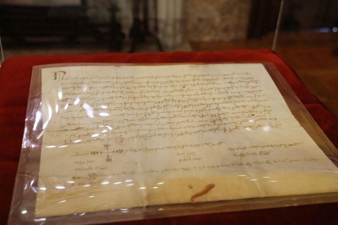 Se expone el pergamino original del 12 de septiembre de 1276 que acredita la confirmación de los derechos y privilegios del reino de Mallorca