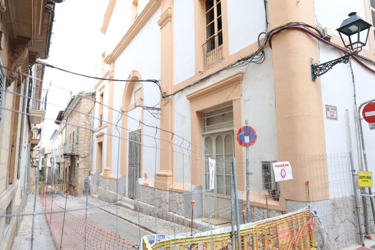  Reconstrucción del teatro Defensora de Sóller