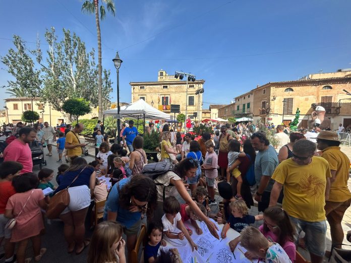 Santa Maria del Camí se llena de público de todas las edades para vivir las fábulas de mosén Alcover