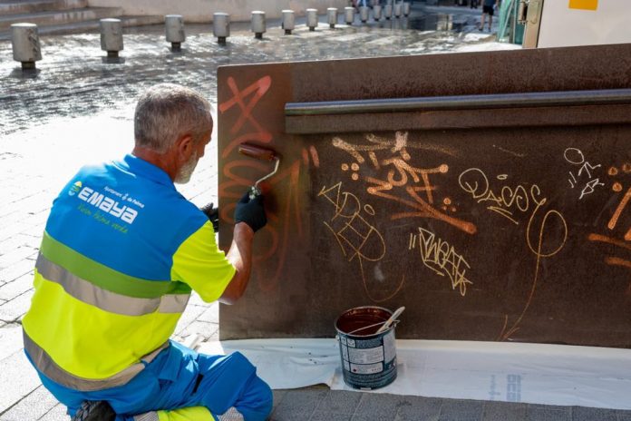 La actuación especial en el Mercat de l’Olivar permitirá eliminar más de 300 pintadas vandálicas