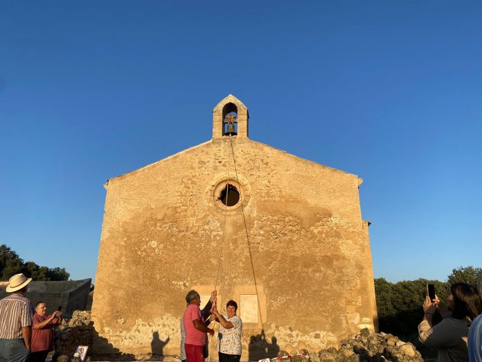 Se cuelga la campana de Bellpuig que se recibió hace cuatro años