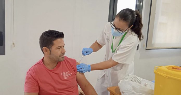 Comienza la vacunación combinada de gripe y COVID-19 en las residencias del IMAS