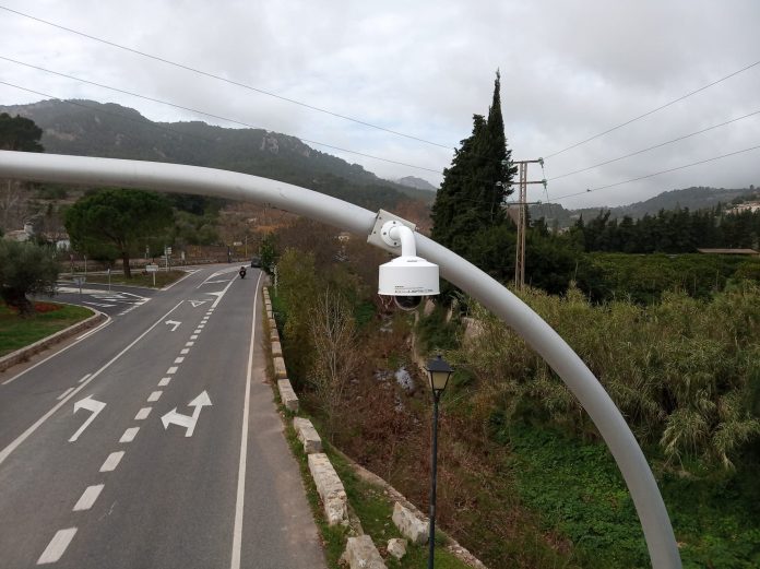 17 cámaras con lector de matrículas y sonómetros en la Serra y facilitará la información a la DGT