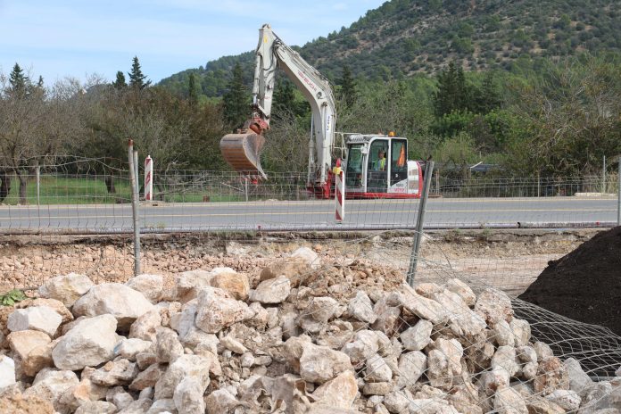 Obras en la rotonda entre la carretera Alaró-Consell y el Camí Vell d’Orient