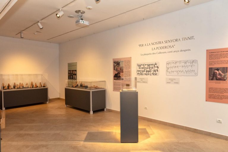 conferencias en torno a la exposición “Para nuestra señora Tinnit, la Poderosa. La placa de Es Culleram, cien años después”