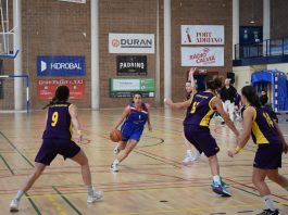 Muy interesante jornada en la Lliga Escribano femenina en la que el Aleris Bàsquet Calvià es un poco más líder tras el importante triunfo en el duelo directo ante el Sant Josep Obrer. Con este resultado, el CTEIB Andratx logra ponerse en segunda plaza en solitario tras imponerse al BM – Benzineres Febrer Martí. La cuarta plaza sigue siendo para el Inmoib Pala Origen, que sigue con su particular racha triunfal de siete partidos seguidos con victoria. En la pelea por entrar en ‘playoff’ se producieron los triunfos claves de Iforavila Gravera Ca’n Alou e Instituto de Fertilidad. También logro la victoria el Bigmat Ses Forques CBJ Llucmajor para tratar de meterse en esa pelea. Ficha técnica: Aleris Bàsquet Calvià 64: 11/15/22/16 Borràs (4), Burguera (15), Font (14), Arredondo (1), Riudavets (8) -cinco inicial- Tollar (7), Bagur (8), Crespí (4), Batalla y Michavila (3). Sant Josep Obrer 59: 16/11/10/22 Fernández (4), Sureda, López (13), Calafell (9), C.Iglesias (9) -cinco inicial- Domingo (10), Amengual (10), J.Iglesias (2), Jiménez (2) y Clemente. Árbitros: Susana Gallego y Aaron Ortega. Sin eliminadas. Anotadores de mesa: Yasmin Gómez y Beatriz Ballester. Pabellón: Pavelló Galatzó. Interesante duelo directo en la zona alta que se acabó llevando el Aleris Bàsquet Calvià para mantener su imbatibilidad. Las visitantes opusieron gran resistencia pero un gran tercer periodo de las de Jordi Fernández abría una brecha en el marcador que se reduciría en el último cuarto aunque no conseguiría voltear el tanto el Sant Josep Obrer. Ficha técnica: Climaigas Menorca – CD Alcàzar 62: 11/15/20/16 De Celis (9), Hernández (8), M.Pons (27), Nogales (4), E.Pons (3) -cinco inicial- Olives (2), Santiago (9), Rotger y Marcuello. Iforavila Àrids i Serveis Gravera Ca’n Alou 68: 9/13/17/29 Vidal (5), Capó (13), Darves (8), Creus (9), Adrover (17) -cinco inicial- Bibiloni (3), Suárez (2), Suñer (2), Rigo (7) y Fornari (2). Árbitros: Martí Seguí y Antonio Ruiz. Eliminaron a la visitante Caterina Capó. Anotadores de mesa: Mar Galán y Marc Gomila. Pabellón: Pabellón Padre Petrus – Sinia Costabella. El Iforavila Gravera Ca’n Alou consigue llevarse la victoria de un partido que domingó en todo momento el Climaigas Menorca – CD Alcàzar hasta que las visitantes lograron una gran remontada en el último parcial. La reacción felanitxera hizo inútil la gran actuación de la local Marina Pons, con 27 puntos. Ficha técnica: Bigmat Ses Forques CBJ Llucmajor 70: 21/21/20/8 Rabanal (6), Puig (11), Huguet (2), Baidez (5), Vila (9) -cinco inicial- Aloy (6), M.Maimó (12), Mut (6), Manresa (6), Vidal (3) y Munar (4). Club Bàsquet Pla 33: 8/9/7/9 Martí (3), Torrens (3), Escura (6), Pomar (8), A.Ruano -cinco inicial- Aparicio (4), Bonnail, Morgado (4), Roig, M.Ruano y Fernández (5). Árbitros: Carlos Horrach y Juan Antonio García Alhambra. Sin eliminadas. Anotadores de mesa: Maria Pujol e Isabel Pérez. Pabellón: Camp Municipal d’Esports de Llucmajor. Contundente victoria del Bigmat Ses Forques CBJ Llucmajor en un partido muy completo de las de Jaume Maimó en ambos lados de la pista. El acierto ofensivo y el trabajo en defensa abría diferencias en la primera mitad para acabar rematando en un escelente tercer periodo. Ficha técnica: Jovent Coinga 44: 14/5/11/14 Giménez (6), J.Pons (7), M.Pons (3), Prieto (3), JJ Pons (9) -cinco inicial- Ametller (5), Garau (7) y Luque (4). Inmoib Palma Origen 58: 16/9/13/20 Marta Bauzà (9), Braque (8), Quesada (8), Marro (8), Marina Bauzà (4) -cinco inicial- Marimon (13), Delgado (8), Márquez y Vera. Árbitros: Joan Gomila y Ernesto Gelabert. Sin eliminadas. Anotadores de mesa: Martí Lluch y Xavier León. Pabellón: Poliesportiu Municipal d’Alaior. Trabajada victoria del Inmoib Palma Origen para mantener su rancha triunfal. Las de Tomeu Adrover fueron por delante prácticamente en todo momento pero la falta de acierto ofensivo mantenía a un combativo Jovent Coinga muy pegado en el marcador y con opciones de victoria. Al final, en un último periodo en el que las visitantes tendrían más efectvidad ofensiva se acabaría decidiendo el triunfo. Ficha técnica: Instituto de Fertilidad 66: 19/17/14/16 Homar (16), Nieto (3), Coll (9), Jerez (8), Jiménez (6) -cinco inicial- Brad (5), Morcillo (2), Cerdà (2), García (12) y Massanet (3). Pulsar-PDV Bàsquetpuig 56: 19/16/8/13 Marí (15), Morillo, González (2), Garrido (14), Tarrés (8) -cinco inicial- Ferrer (2), Palacios (2), Pérez (2), Costa (6) y Ros (5). Árbitros: Julio Molina y José Miguel Cerro. Eliminaron a la visitante Inés Pérez. Anotadores de mesa: Miquel Balaguer y Maria Nieves Antúnez. Pabellón: Poliesportiu Municipal Toni Servera. Victoria importantísima del Instituto de Fertilidad en la pelea por el ‘playoff’. El partido llegaba con tablas al descanso, pero tras el descanso las locales supieron mantener mayor regularidad para tomar la delantera y gestionar la renta obtenida en el tercer periodo. Ficha técnica: CTEIB Andratx 79: 24/17/16/22 Ripoll (2), Ferragut (6), Ramis (7), Pérez (2), Moyà (20) -cinco inicial- Camara (7), Dalmau (4), Piqueras (2), Sans (15), Llodrà (3), Campos (7) y Comas. BM – Benzineres Febrer Martí 60: 13/18/13/16 Martín (3), Mesquida (14), A.Febrer (13), Cabrer (16), M.Febrer -cinco inicial- Riera (4), Andreu (2) y Dugan (8). Árbitros: Airam Govea y Gerard Díaz. Sin eliminadas. Anotadores de mesa: Alexis Pou y Sofia Salom. Pabellón: Pavelló Biel Hurtado. El CTEIB Andratx sacó rédito a un gran inicio de partido para controlar su encuentro ante un BM – Benzineres Febrer Martí, que lo intentaría pero que no lograría acercarse en el marcador con peligro. Con este triunfo, las de José Luis Alberola son segundas en solitario.