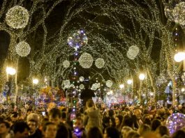 La Policía Local procederá este jueves a cortar varias calles del centro de Palma a partir de las 17:30 con motivo del encendido de luces de Navidad en la plaça de la Reina. Este dispositivo también incluye medidas de protección y seguimiento de los actos y espectáculos previstos en diferentes zonas de Palma. La EMT, por su parte, desviará temporalmente diversas líneas de autobús por las restricciones de tráfico en el centro de la ciudad. La Policía Local procederá a cerrar a partir de las 17:30 horas las siguiente calles: Joan Carles I en dirección al Born, Jaume III con Protectora, plaça de la Reina, Antoni Maura con Aduanes, carrer Victoria con Palau Reial, Conqueridor con Tous i Maroto, Conqueridor con Pelaires y Soledat y, finalmente, Unió con Riera. En cuanto al desvío de autobuses, la EMT tiene previsto que a partir de las 17:30 horas y hasta las 24:00 horas, las siguientes líneas circulen desviadas en ambos sentidos: L3 (Pont d’Inca-Joan Carles I), L4 (Ses Illetes-Plaça Columnes), L7 (Son Gotleu-Son Serra/Sa Vileta/Son Vida), L20 (Porto Pi-Son Espases), L25 (S’Arenal-Plaça de la Reina/Catedral) y L35 (Aquàrium- Plaça de la Reina/Catedral). Asimismo, la L25 tendrá el inicio y final de su recorrido en el Passeig Mallorca, mientras la L35 iniciará y acabará su ruta en Eusebi Estada. Por su parte, la línea CC realizará su última salida de Balanguera a las 17:05 horas. Los usuarios pueden consultar el sentido de los desvíos en los avisos colgados en la web, APP y redes sociales, así como en las paradas afectadas.